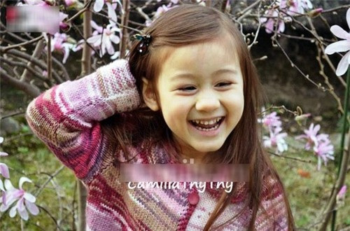 Thy Thy nổi tiếng là cô bé sớm nổi tiếng trong cộng đồng mạng không chỉ bởi vẻ ngoài lai Tây đáng yêu mà còn bởi tài hát múa, tập nói tiếng Việt dễ thương trong các đoạn clip do mẹ bé quay và chia sẻ trên mạng.