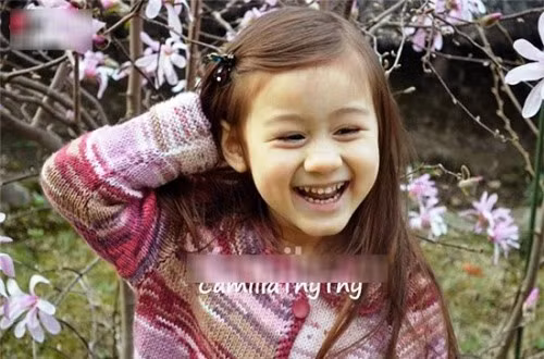 Thy Thy nổi tiếng là cô bé sớm nổi tiếng trong cộng đồng mạng không chỉ bởi vẻ ngoài lai Tây đáng yêu mà còn bởi tài hát múa, tập nói tiếng Việt dễ thương trong các đoạn clip do mẹ bé quay và chia sẻ trên mạng.