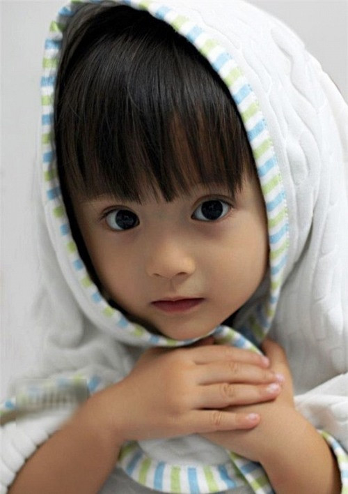 Bảo Thư sinh năm 2009 tại Đà Nẵng, có nickname đáng yêu là Camay. Dù mới chỉ năm 5 tuổi nhưng cô bé đã sớm bộc lộ nét xinh đẹp khiến người đối diện không khỏi trầm trồ, khen ngợi.