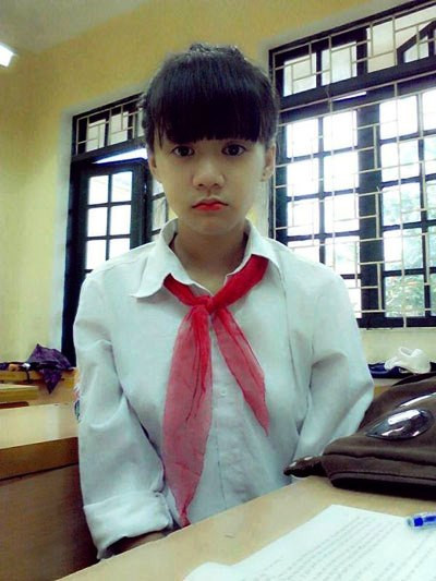 Kiều Oanh thường có những bức ảnh trong bộ đồng phục cùng với chiếc khăn đỏ nhìn rất trong sáng.