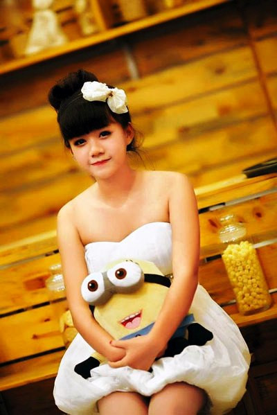 Lê Kiều Oanh là gương mặt không xa lạ với cộng đồng teen bởi sự đáng yêu, trong sáng như một cô nàng búp bê xinh xắn.