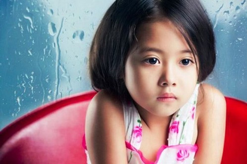 Ngoài vẻ xinh đẹp như thiên thần, Hồng Nhung còn sở hữu giọng hát tốt. trong cuộc thi The Voice Kids, cô bé cũng nhận được nhiều lời khen ngợi từ ban giám khảo.