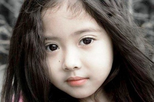 Đỗ Lê Hồng Nhung năm nay 11 tuổi, sống tại Ninh Thuận. Từ năm 3 tuổi, cô bé đã làm mẫu ảnh cho nhiếp ảnh gia Lê Thiện Viễn.