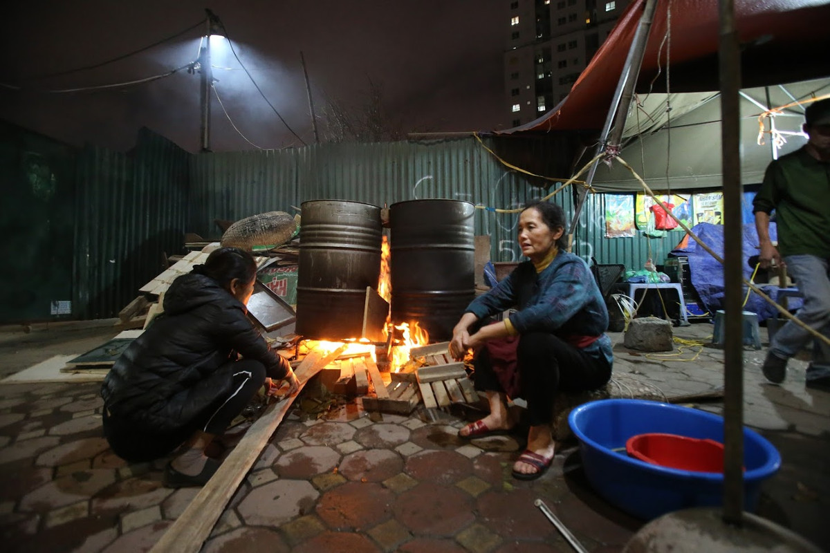  Gói bánh chưng mỗi dịp Tết đến là truyền thống lâu đời của người dân Việt Nam và người Hà Nội cũng không ngoại trừ. Tuy nhiên, ngày nay khi xã hội ngày 1 phát triển, guồng quay công việc cuốn mọi người đi, thay vì quây quần gói bánh chưng bên nhau như cái Tết xưa thì ngày nay mọi người thường chọn cách đi mua sẵn.