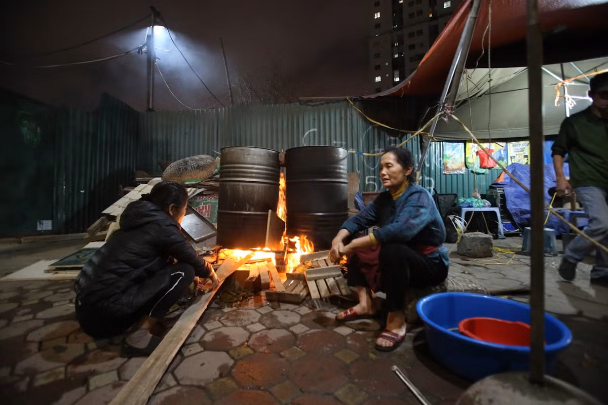 Chung tay goi banh chung Tet, nguoi Ha Noi xich gan nhau hon
