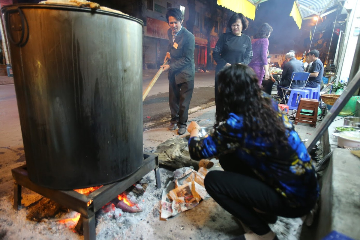 Việc gói bánh chưng rồi luộc chung cũng là để các cháu nhỏ hiểu hơn về hoạt động Tết cổ truyền. Mỗi nguyên liệu được các bà trong xóm chuẩn bị từ sớm chia khẩu phần khá đều", bác Cúc chia sẻ thêm.