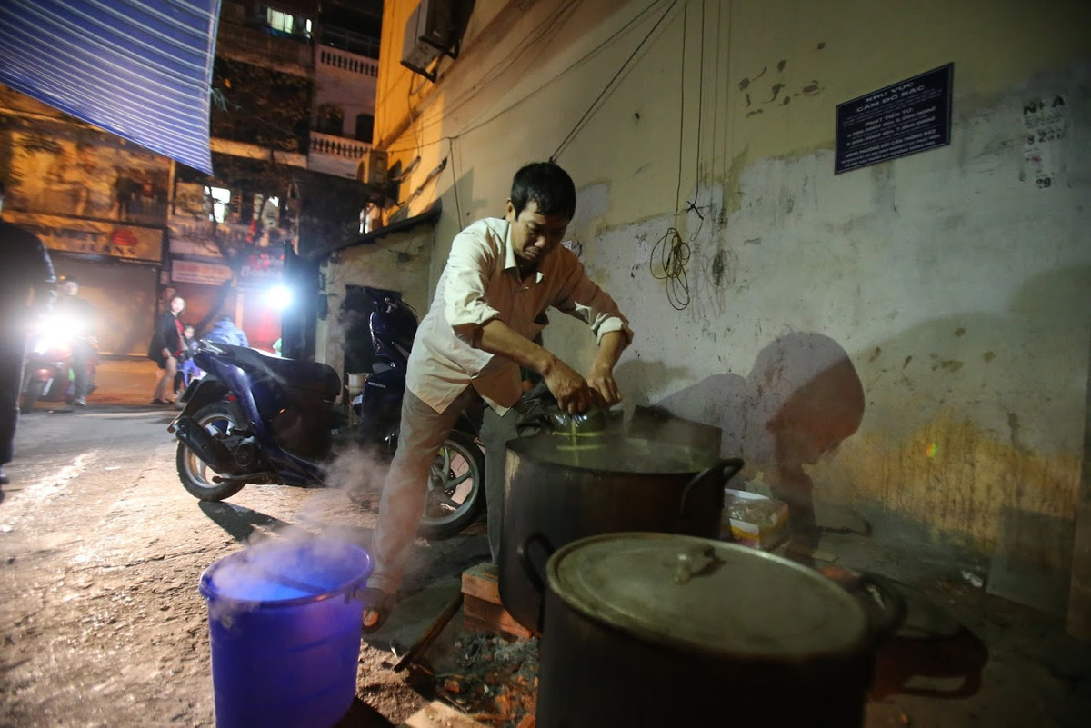 Anh Tuấn chia sẻ việc tự làm bánh chưng của gia đình anh đã được duy trì từ khá lâu. Ngày này cả xóm quây quần bên nhau. Cả năm bận rộn, chẳng gặp nhau được mấy nhưng nhờ nồi bánh chưng các chị gái có nhiều câu chuyện để "tám" với nhau. Các người đàn ông thì tranh thủ củi lửa và ngồi bên mâm nhậu.