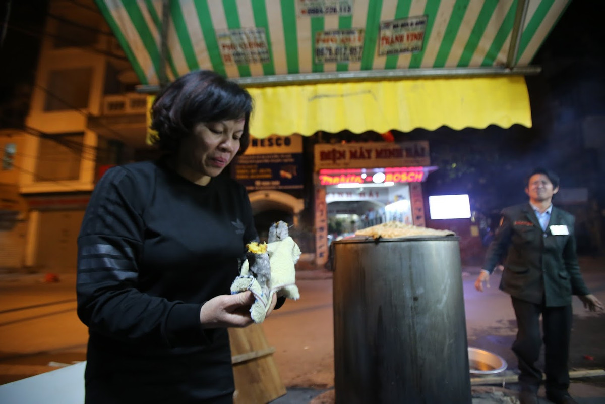 Trên con phố Hàng Tre, một bếp luộc bánh chưng của gia đình anh Nguyễn Minh Tuấn (48 tuổi) phụ trách cũng đã được lập nên.