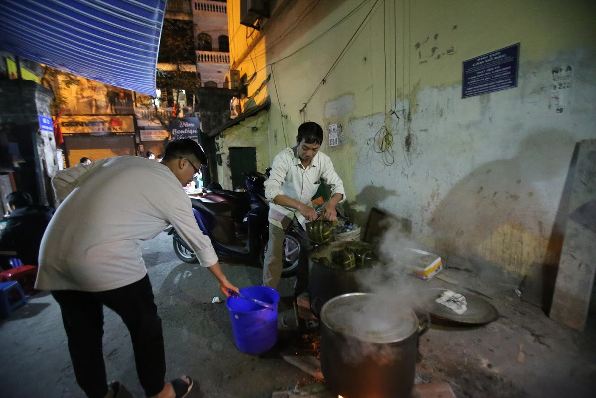 Thời gian luộc bánh được tính từ khi xếp bánh chưng vào xoong và đổ nước sôi vào. Sau khoảng 10 tiếng, những chiếc bánh chưng sẽ được vớt ra rồi tiếp tục rửa bằng nước sạch trước khi ép qua 1 đêm.