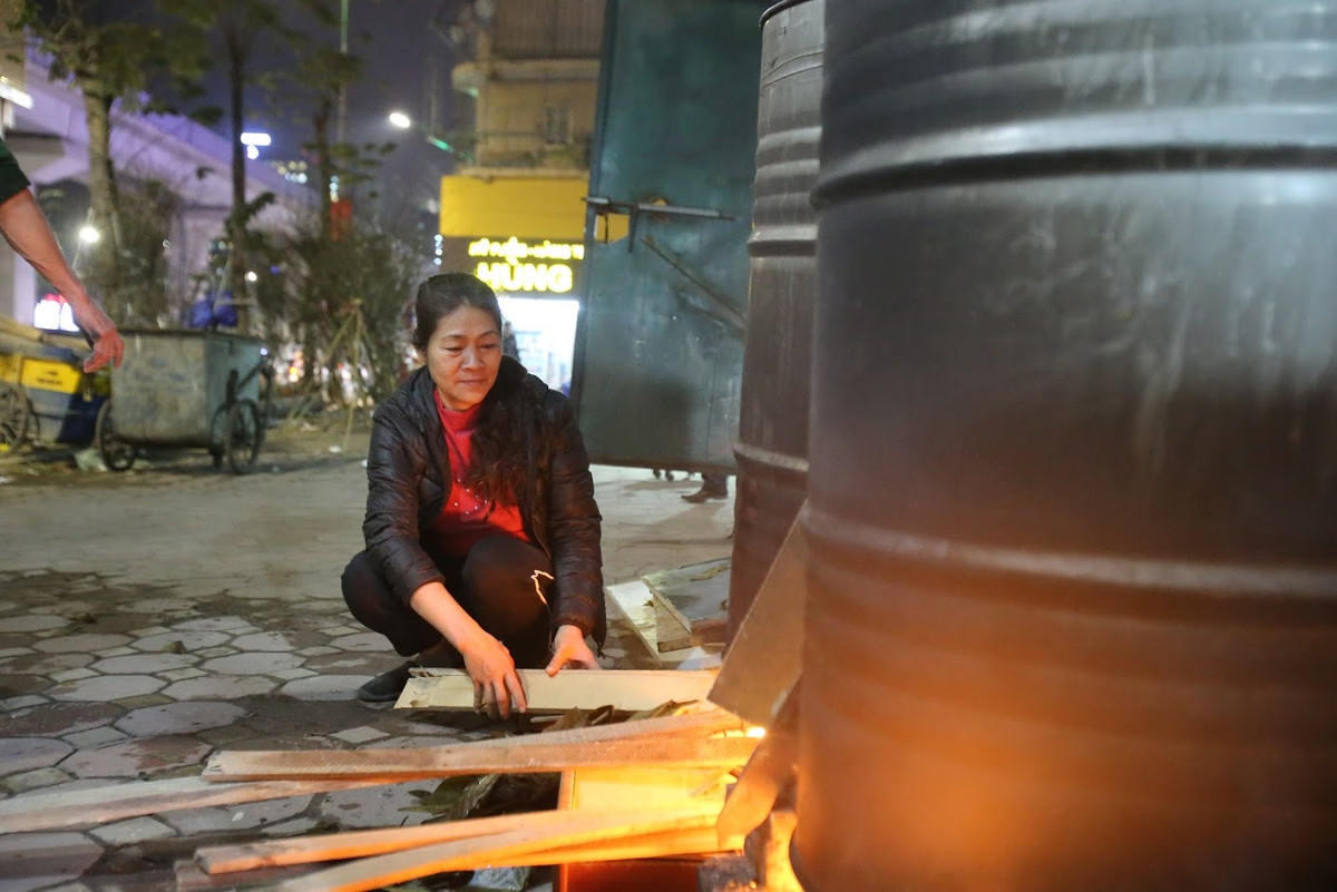 Đi khắp Hà Nội những ngày cận Tết Kỷ Hợi 2019, người dân thi thoảng vẫn thấy trên vỉa hè những chiếc bếp củi và thùng phuy luộc bánh chưng hiện hữu.