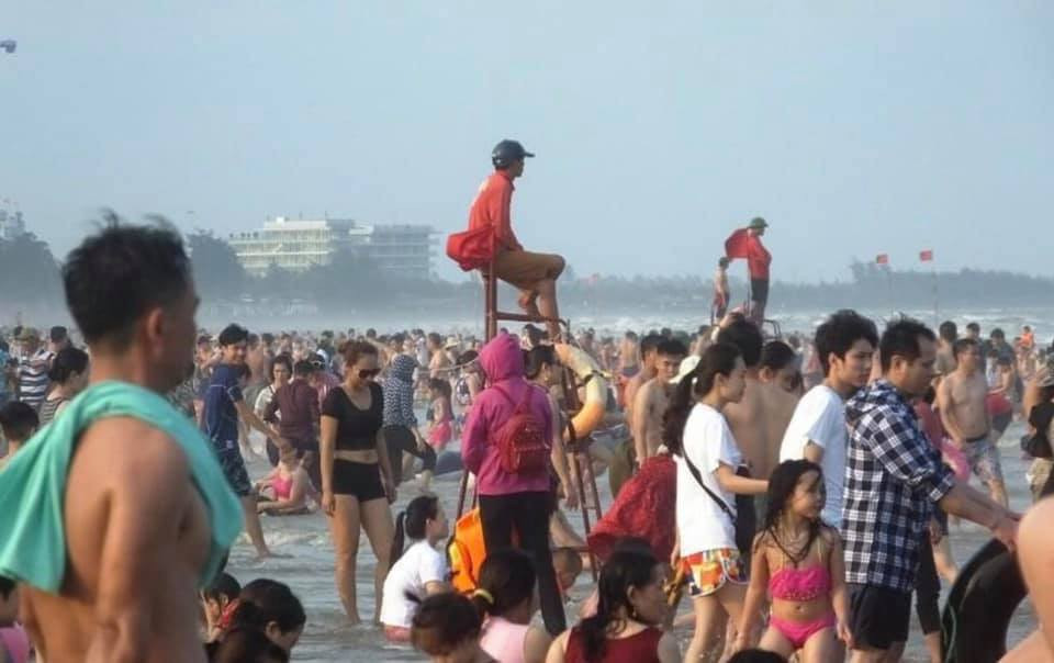 Mặc dù trời không nắng nóng như mọi hôm, nhưng du khách về đây rất đông, khiến dọc bờ biển khoảng 3km ken cứng người.