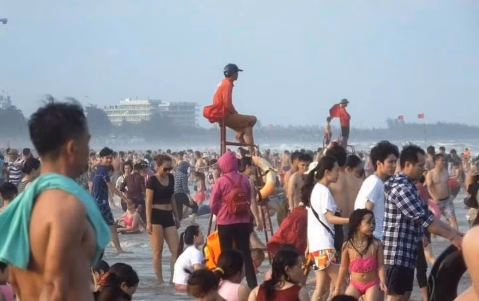 Mặc dù trời không nắng nóng như mọi hôm, nhưng du khách về đây rất đông, khiến dọc bờ biển khoảng 3km ken cứng người.