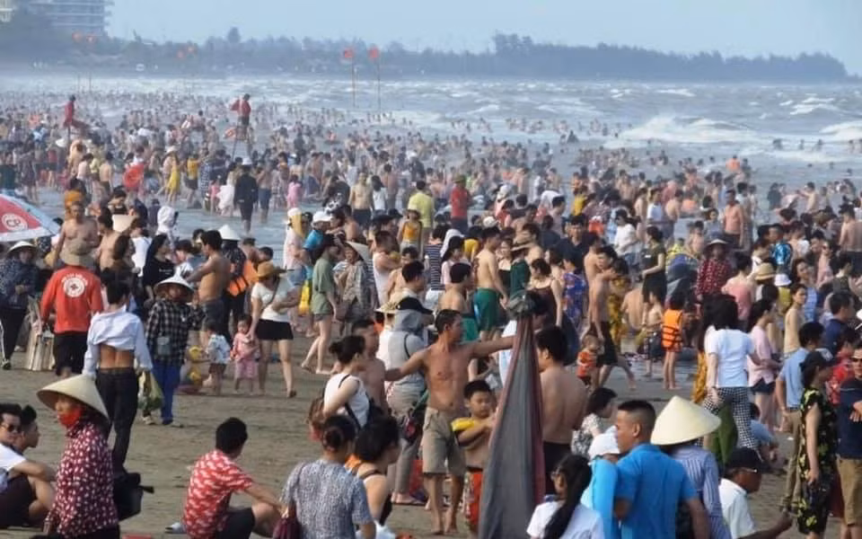 Dù cảnh tượng đông đúc, người chen người đã được diễn ra tại bãi biển Sầm Sơn ở ngày đầu dịp nghỉ lễ 30/4 - 1/5 nhưng theo chia sẻ của người kinh doanh phao tắm cho biết, ngày đầu vẫn chưa thực sự đông, bởi năm nay nghỉ lễ dài ngày nên du khách đi du lịch không vội.