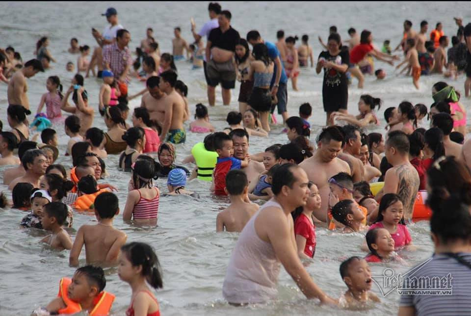 Theo kinh nghiệm của người phụ nữ kinh doanh phao bơi tại Sầm Sơn trên cho biết thì 1-2 ngày tới lượng khách mới đông thực sự.