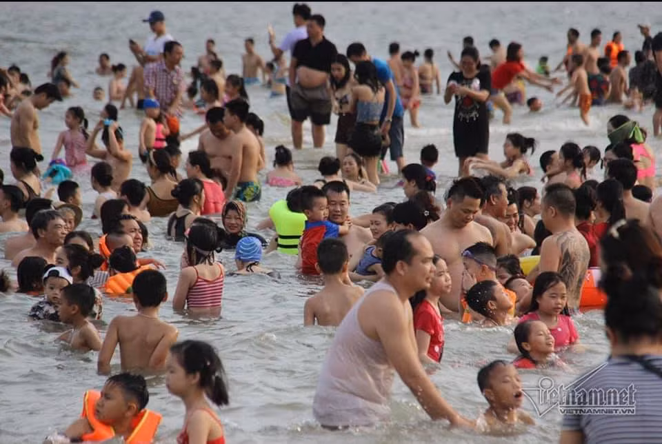 Theo kinh nghiệm của người phụ nữ kinh doanh phao bơi tại Sầm Sơn trên cho biết thì 1-2 ngày tới lượng khách mới đông thực sự.