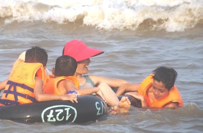 Bãi biển kín người, nước biển đục ngầu, cảnh tượng được các dân mạng ghi lại và đăng tải lên MXH. Chứng kiến những bức ảnh này, nhiều người tỏ ra ngao ngán và cho rằng mình ở nhà dịp nghỉ lễ này quả là đúng.