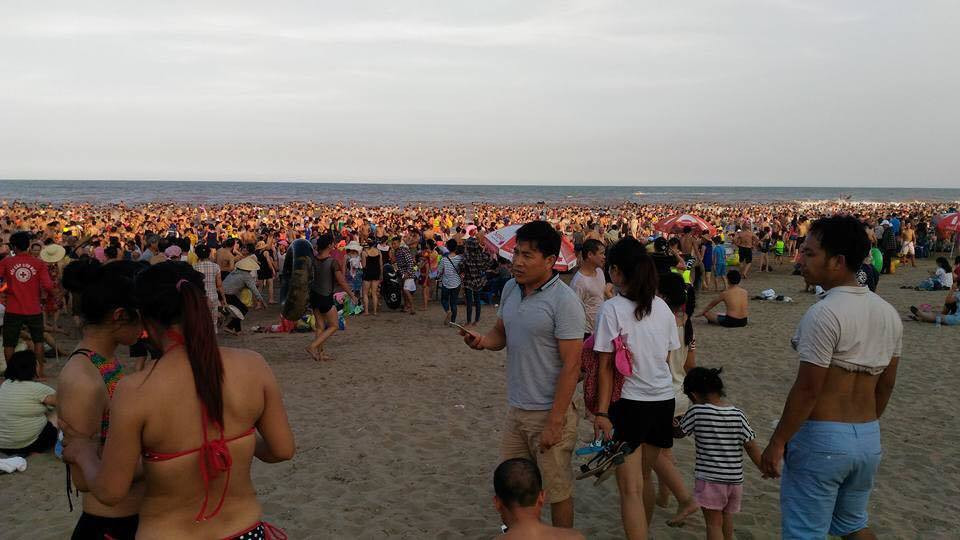 Liên hệ với bạn M.T người đang có mặt tại Sầm Sơn cho biết: "Mặc dù nước biển hôm nay đục nhưng du khách vẫn rất thích thú. Đục là do biển động, chứ không phải đục bẩn như nước sông, nước hồ nên cũng chẳng ảnh hưởng gì khi tắm".