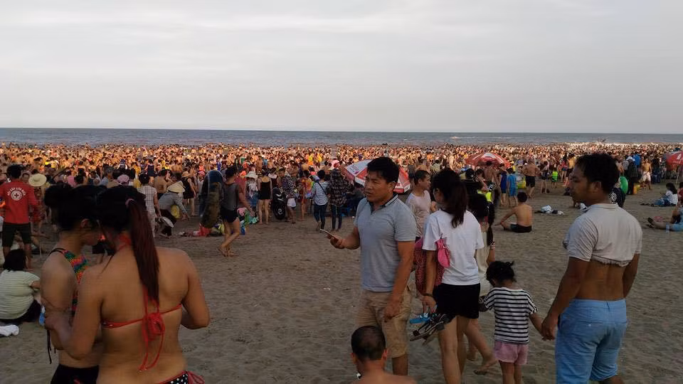 Liên hệ với bạn M.T người đang có mặt tại Sầm Sơn cho biết: "Mặc dù nước biển hôm nay đục nhưng du khách vẫn rất thích thú. Đục là do biển động, chứ không phải đục bẩn như nước sông, nước hồ nên cũng chẳng ảnh hưởng gì khi tắm".