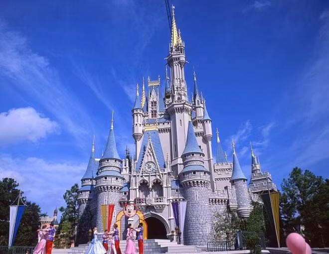 Dẫn đầu danh sách những điểm check-in năm 2015 của Facebook đó là hệ thống công viên Disney Land trên toàn thế giới nhwuwalifonia, Paris hay Hong Kong.