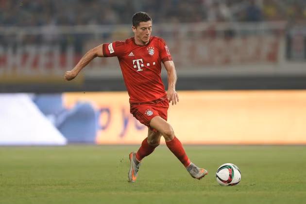 Tại Bundesliga, Robert Lewandowski của Bayern Munich đang làm mưa làm gió với 14 bàn thắng có được sau 12 trận đấu. NHM gọi tiền đạo người Ba Lan được gọi là cỗ máy săn bàn khủng khiếp nhất ở thời điểm hiện tại.