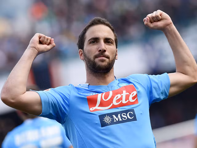 Còn ở Serie A, Gonzalo Higuain của CLB Napoli là cầu thủ đang dẫn đầu danh sách ghi bàn với 9 bàn thắng sau 12 trận đã đấu. Chân sút người Argentina này đang thể hiện một phong độ cực kì ấn tượng và giúp Napoli bay cao trên BXH.