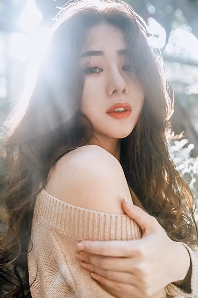 Với khuôn mặt hài hòa đường nét như sống mũi cao, hàng lông mày kẻ đậm nét, đôi môi tông trầm quyến rũ cùng với đôi mắt có hồn, Hà Thương đã cướp đi trái tim của bao chàng trai.