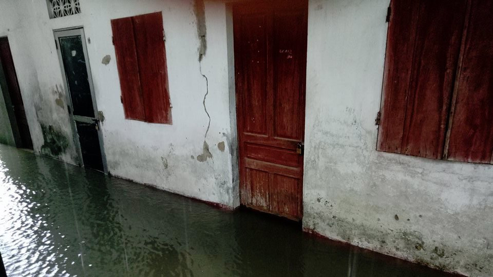 Dãy nhà trọ ở ngõ 24 Nguyễn Công Trứ đã bị ngập nước, người ở trọ phải di tản chỗ khác