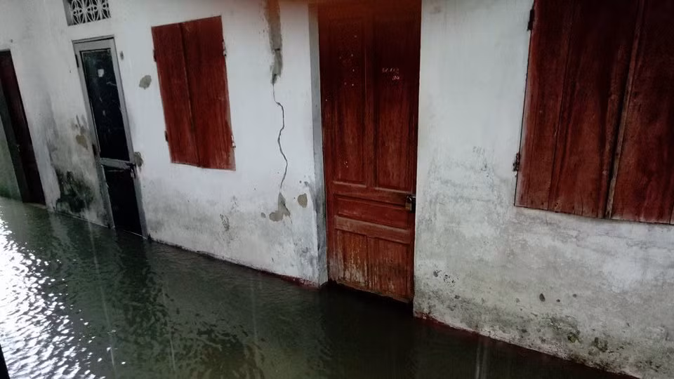 Dãy nhà trọ ở ngõ 24 Nguyễn Công Trứ đã bị ngập nước, người ở trọ phải di tản chỗ khác