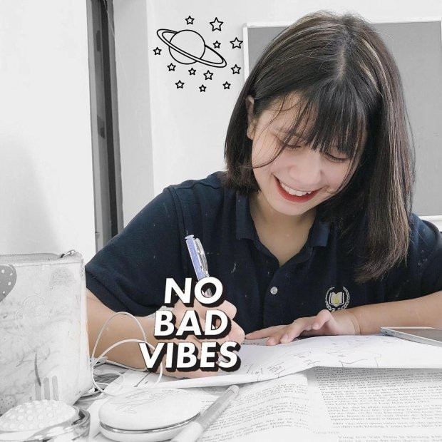 Sớm biết thế mạnh của mình, Ebra Lê khai thác triệt để góc mặt nghiêng đầy cuốn hút trong hàng loạt bức ảnh. Rất nhiều người đã phong cho bông hồng lai 10X này danh hiệu "thánh nữ góc nghiêng".