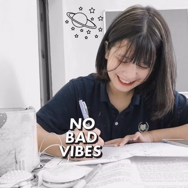 Sớm biết thế mạnh của mình, Ebra Lê khai thác triệt để góc mặt nghiêng đầy cuốn hút trong hàng loạt bức ảnh. Rất nhiều người đã phong cho bông hồng lai 10X này danh hiệu "thánh nữ góc nghiêng".