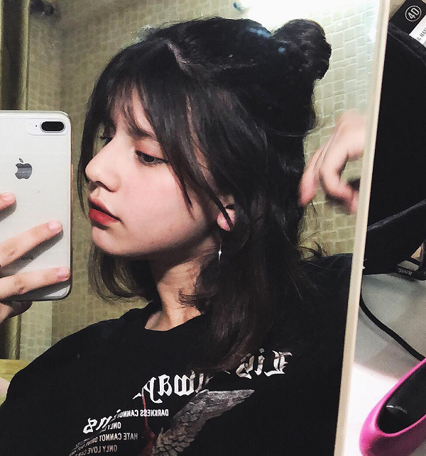 Ebra Lê (sinh năm 2001, sống tại Hà Nội) mang trong mình sự pha trộn giữa hai dòng máu Việt - Thổ Nhĩ Kỳ. Cô nàng này nổi bật với tóc xoăn hiện đại, làn da trắng, mũi cao và đặc biệt nhất phải kể đến nụ cười siêu rạng rỡ.