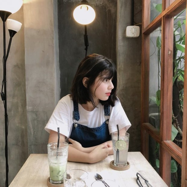 Mặc dù có chiều cao khiêm tốn 1m60 nhưng nhờ khuôn mặt ăn hình, Ebra Lê vẫn được rất nhiều nhãn hàng thời trang mời chụp ảnh lookbook.