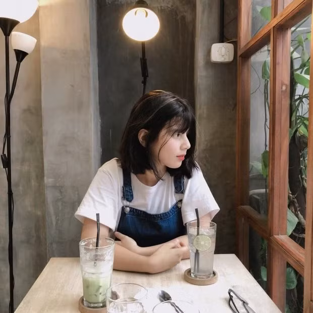 Mặc dù có chiều cao khiêm tốn 1m60 nhưng nhờ khuôn mặt ăn hình, Ebra Lê vẫn được rất nhiều nhãn hàng thời trang mời chụp ảnh lookbook.