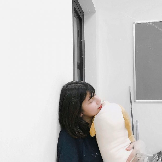 Sự ngây thơ, trong sáng và đặc biệt nhan sắc "xinh hết phần thiên hạ" đã giúp Ebra Lê chiếm được cảm tình từ CĐM.