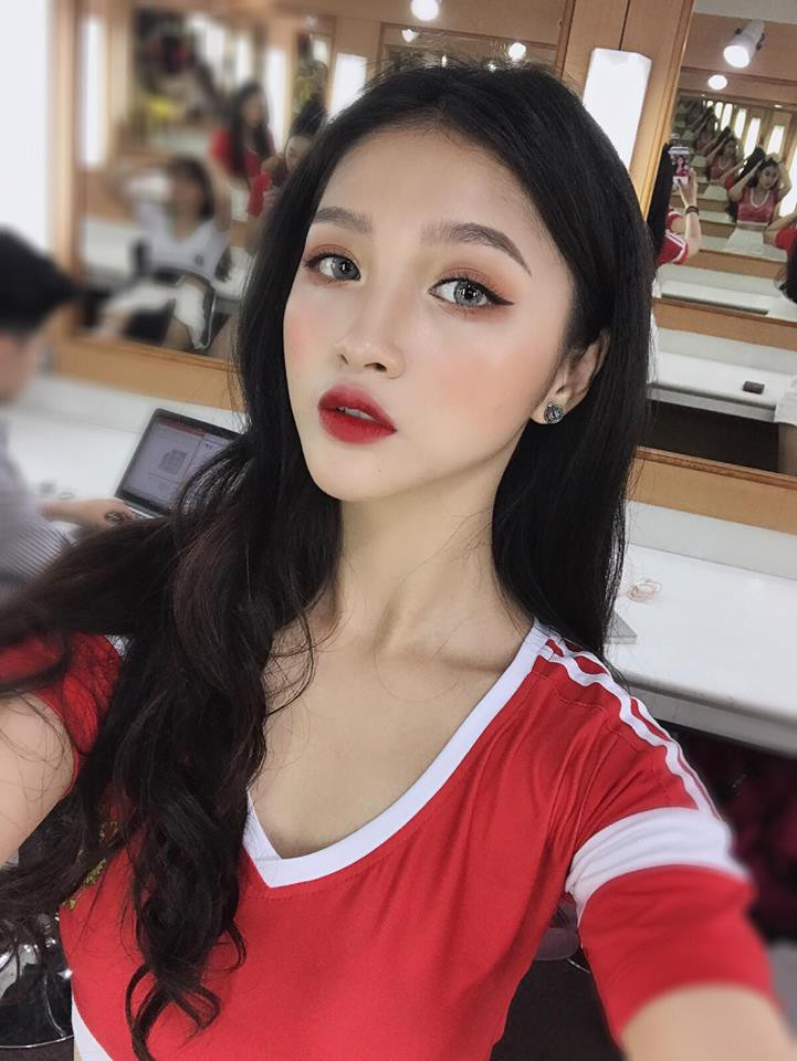 Khác với hình ảnh "bánh bèo" chụp mẫu thời trang thường ngày, những cô nàng hot girl trở nên năng động, khỏe khoắn hơn trong bộ đồ thể thao đại diện cho đội bóng mình cổ vũ.