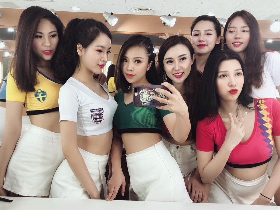 Các cô gái trẻ tranh thủ check-in trước giờ casting.