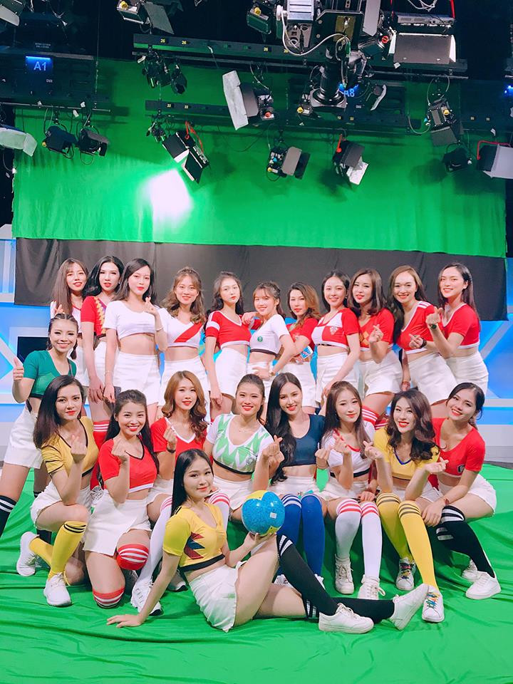 Sự xuất hiện của những cầu thủ điển trai, bên cạnh đó là những cô gái xinh đẹp trong các chương trình đồng hành trên sóng truyền hình cũng là một trong những lý do khiến World Cup 2018 trở nên "nóng" hơn bao giờ hết.