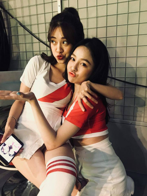 Mai Anh (trái) và Trâm Anh nhí nhố trong hậu trường.