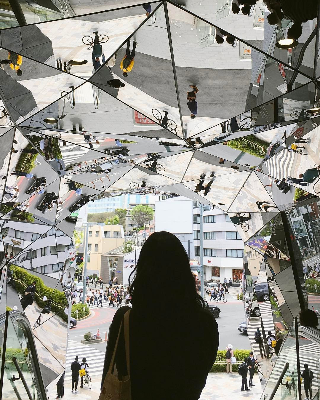 Để có bức ảnh đẹp nhất với background vòm kính này, có 2 địa điểm mà bạn nên lựa chọn đó là ngay giữa cầu thang bộ dẫn lên tầng 2 hoặc ngay sảnh tầng 2.