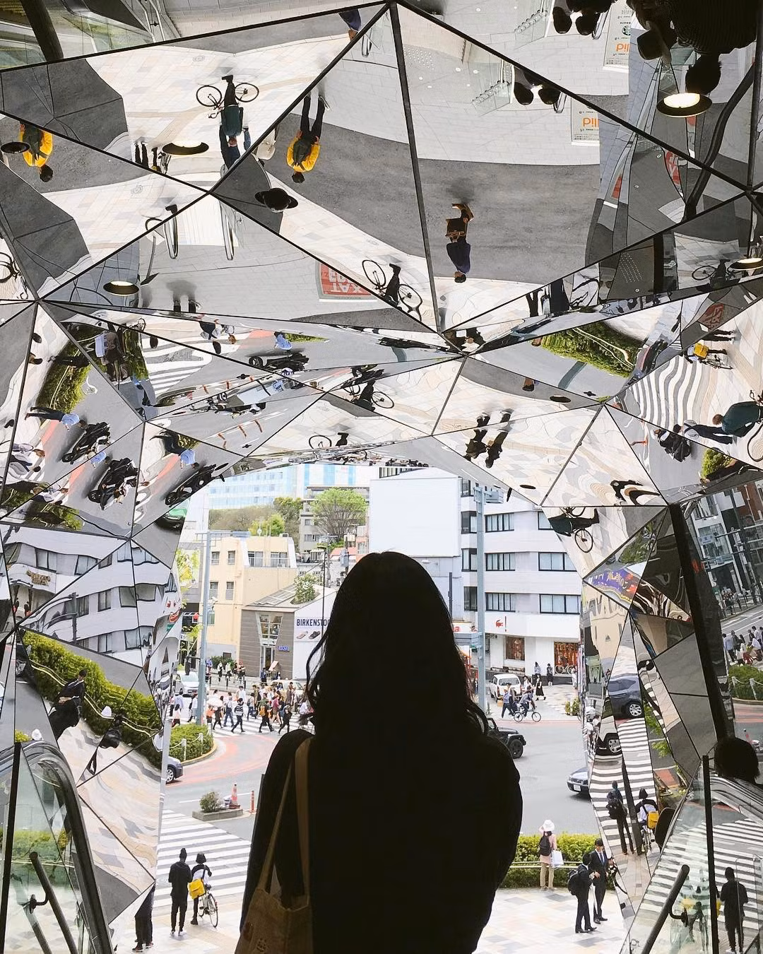 Để có bức ảnh đẹp nhất với background vòm kính này, có 2 địa điểm mà bạn nên lựa chọn đó là ngay giữa cầu thang bộ dẫn lên tầng 2 hoặc ngay sảnh tầng 2.