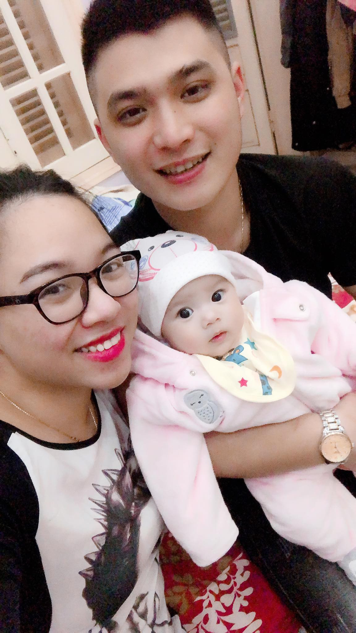 Chi Chút Chít tên thật là Linh Chi (sinh năm 1994) còn chồng cô bạn là Minh Huy (sinh năm 1993). Chi cho biết mình chụp ảnh rồi viết đoạn status hài hước về chồng cách đây cũng khá lâu, trong lúc mình mang bầu rảnh rỗi.