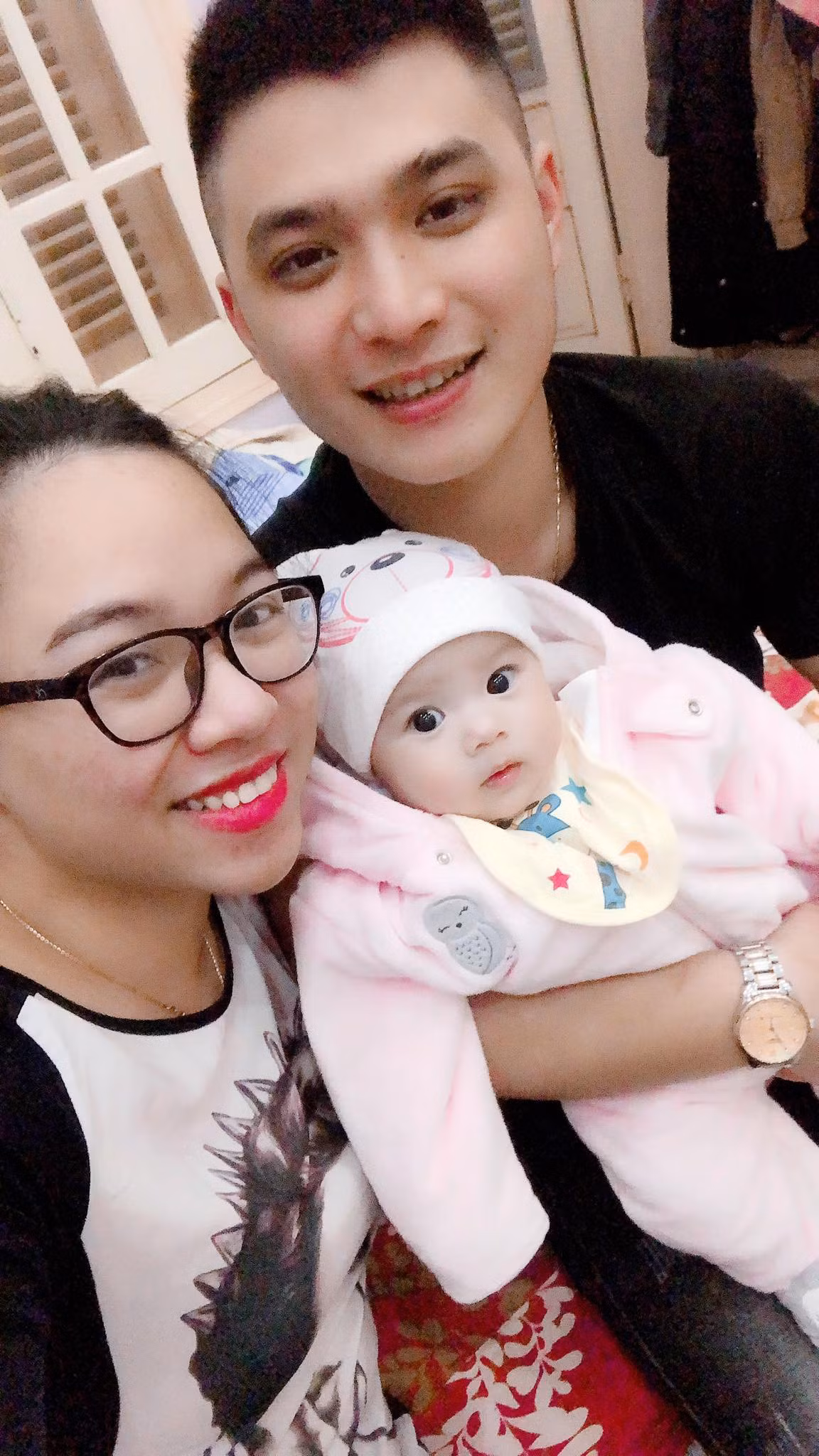 Chi Chút Chít tên thật là Linh Chi (sinh năm 1994) còn chồng cô bạn là Minh Huy (sinh năm 1993). Chi cho biết mình chụp ảnh rồi viết đoạn status hài hước về chồng cách đây cũng khá lâu, trong lúc mình mang bầu rảnh rỗi.