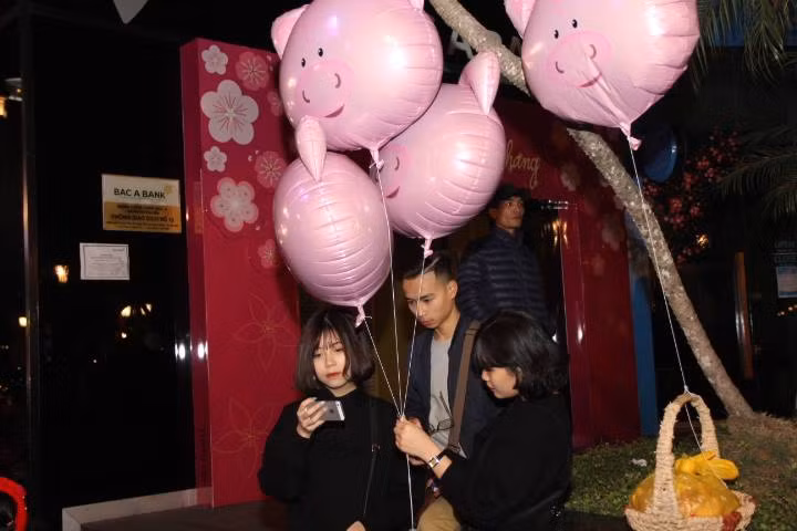 Chỉ với số tiền nho nhỏ là 10 nghìn đồng, các bạn trẻ đã gửi tới những người dân những điều may mắn nhất, đem về nhà sau khi đón giao thừa ngoài phố. Trong những túi muối các bạn bán ra gồm có, muối trắng, gạo và diêm.