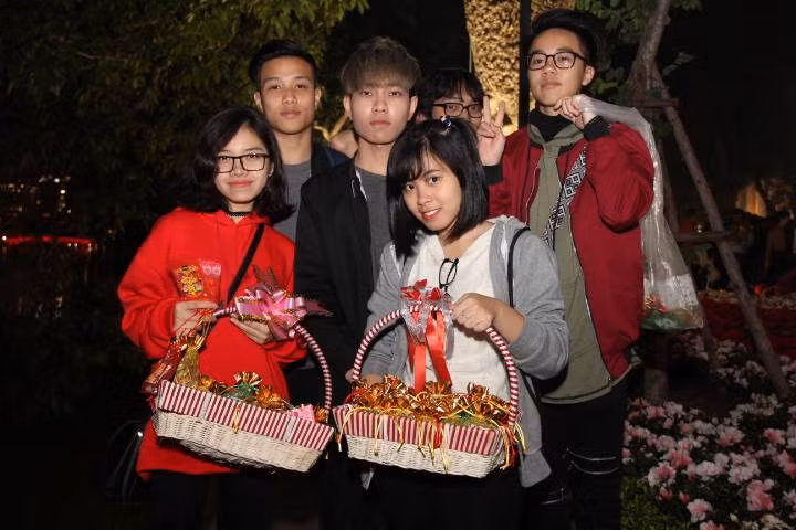 Tối 27/1/2017 tức 30 Tết, trong không khí tấp nập của phố phường chuẩn bị bước sang năm mới, rất nhiều bạn trẻ Hà thành đã tranh thủ xuống đường bán những gói muối kèm bật lửa, bao diêm với ý nghĩa đem lại may mắn cho năm mới.