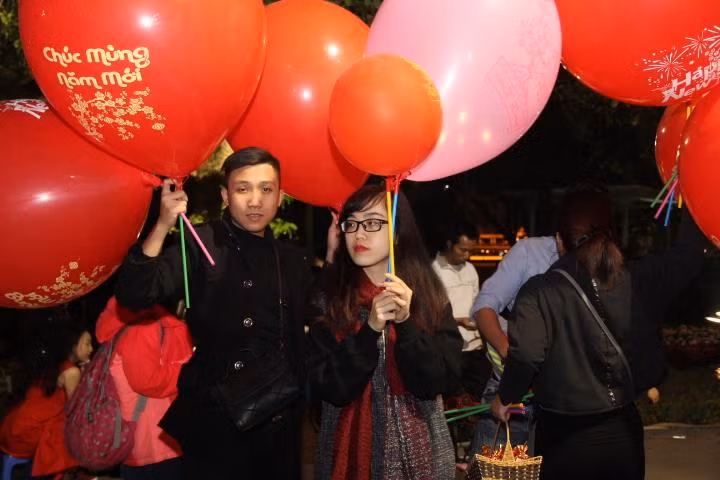 Ngoài việc bán muối, rất nhiều bạn còn tận dụng bán những quả bóng bay với nhiều chủng loại và hình thù bắt mắt, ngộ nghĩnh.