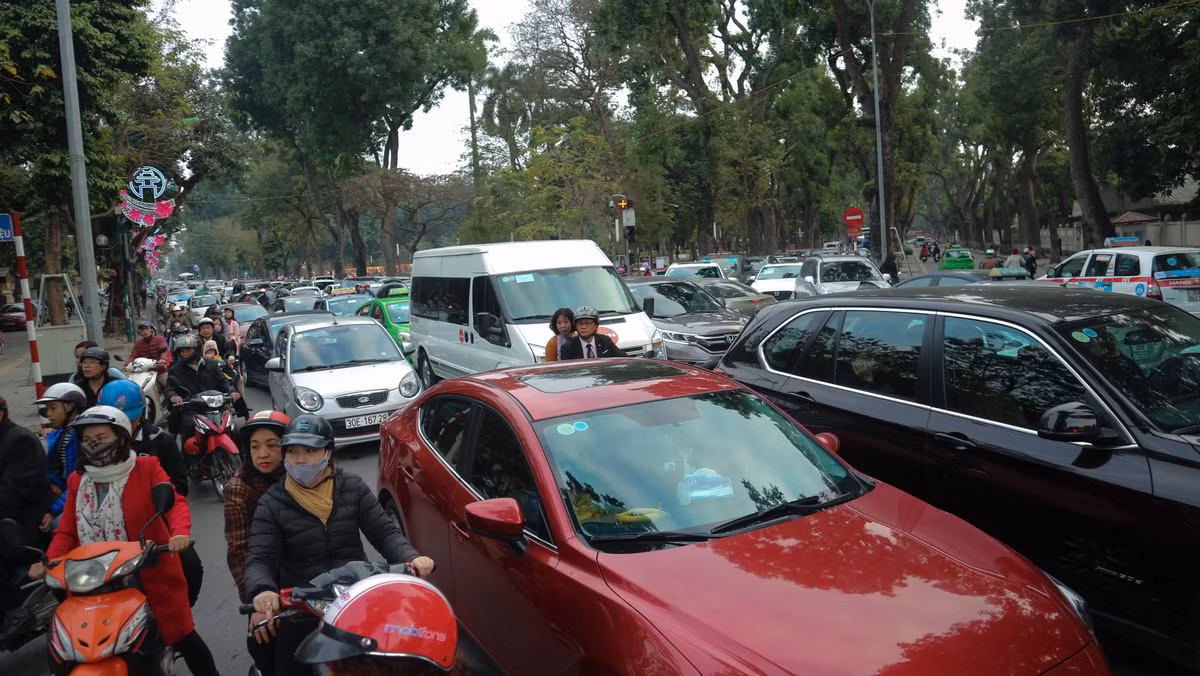 Các nút giao thông Cát Linh - Tôn Đức Thắng, Cát Linh - Quốc Tử Giám hay Quán Thánh - Thanh Niên đã có nơi tắc đường đến vài km..