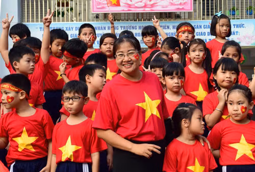 Trước đó tại Sài Gòn, ban giám hiệu trường Tiểu học Nguyễn Văn Trỗi (quận 4, TP HCM) tổ chức buổi nói chuyện với học sinh về lòng tự hào dân tộc. Một ví dụ thời sự được đưa vào buổi sinh hoạt này là thành tích xuất sắc của các cầu thủ U23 Việt Nam tại giải vô địch U23 châu Á.