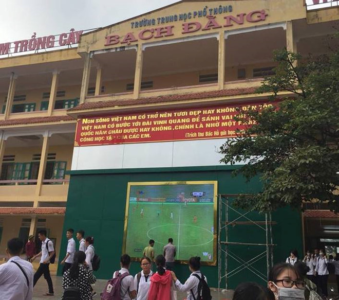 Mới đây trên MXH, hình ảnh một chiếc màn hình lớn được lắp ở sân trường để cổ vũ cho Olympic Việt Nam tại Asiad 2018 đã khiến dân mạng vô cùng thích thú và tìm hiểu về ngôi trường bá đạo này.