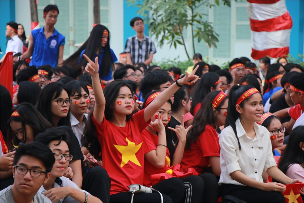Sự cuồng nhiệt của các bạn học sinh - sinh viên khi cổ vũ các đội tuyển bóng đá nam Olympic Việt Nam đã mang đến sự náo nhiệt cho không gian trường.