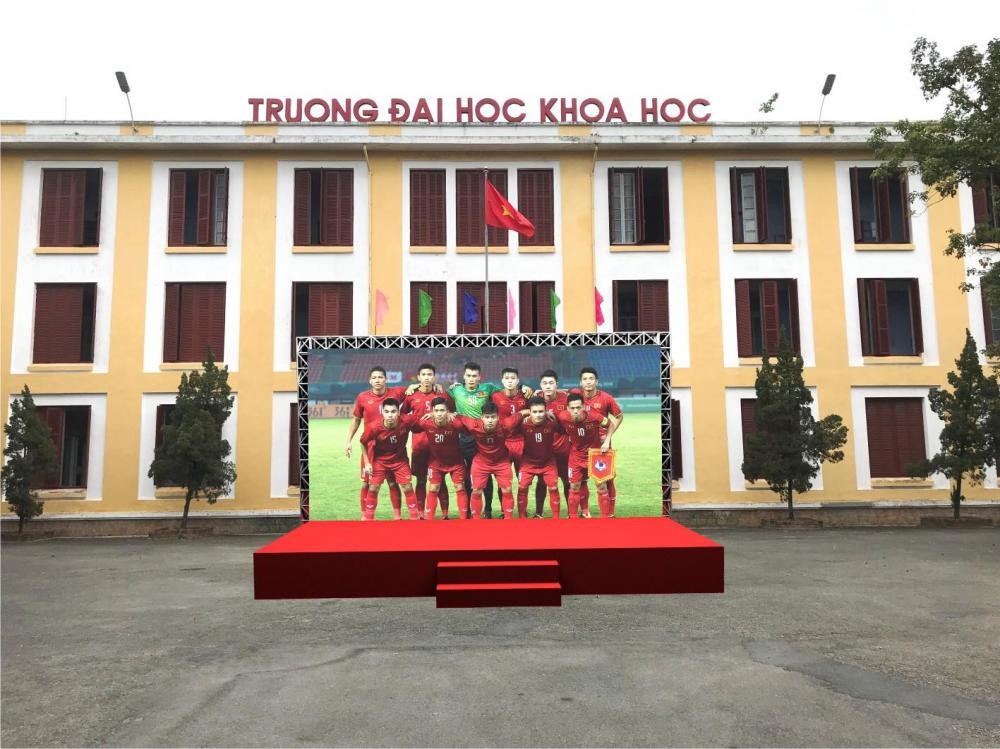 Trước đó, cũng đã rất nhiều trường tổ chức cho học sinh - sinh viên của mình xem bóng đá tập thể để cổ vũ các đội tuyển của bóng đá Việt Nam khiến nhiều người tỏ ra vô cùng bất ngờ.